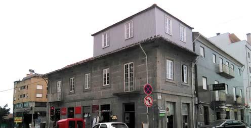 19 Edifício no cruzamento da Rua Rebelo de Carvalho com a antiga EN 101 (imagem 52) Arquitetura Civil - Com interesse pelo seu enquadramento num conjunto arquitetónico que ainda preserva a traça