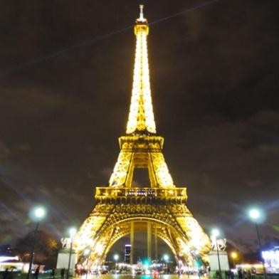 QUESTÃO 03 Leia a informação a seguir. A Torre Eiffel tem uma altura de 300 metros e, quando foi inaugurada, pesava mais de 7 mil toneladas. Estima-se que hoje passe das 10 mil toneladas.