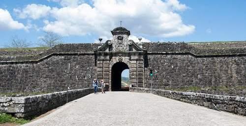 Esta estrutura triangular, em alvenaria irregular de granito, está posicionada no centro dos Baluartes de São Jerónimo e de Santa Bárbara, em frente à Porta da Coroada.
