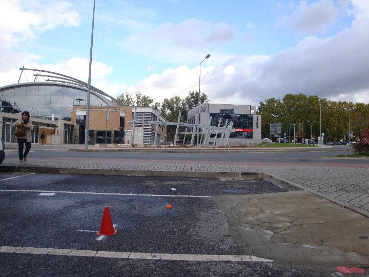 Municipal de Leiria Entre o início do parque de estacionamento (Frente ao Café da Piscina) e o final do parque de estacionamento (Frente ao edifício da NERLEI) Coordenadas (39º