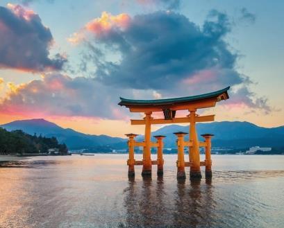 outubro devido a eventos especiais de mudança de imperador do Japão). Almoço em restaurante. De tarde, continuação da visita com o Templo Kinkakuji (Pavilhão Dourado do séc. XIV) e Sanjusangendo Hall.