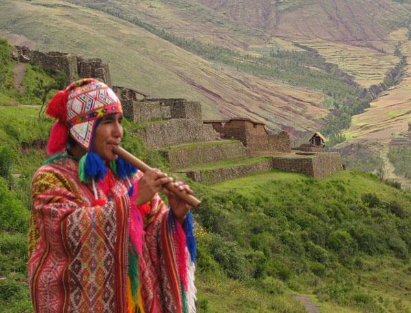 A América pré-colombiana Sociedades agrárias/alta cultura - Desenvolvimento material: complexo sistema de exploração agrícola; habilidade metalúrgica, [cobre, o outro e a prata]; - Organização