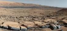 O Curiosity Rover é o simpático robô que está em solo marciano e, além de nos enviar selfies e cartões postais, também ajuda na análise geografia, geológica e fotográfica do planeta vermelho.