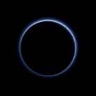 Céu azul e gelo As imagens coloridas da atmosfera de Plutão mostram que as neblinas são azuis por conta da reação de partículas presentes na atmosfera com radiação UV.