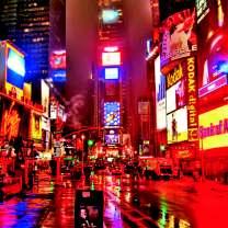 AstroNova. N.08. 2015 Figura 1. Times Square, Nova York. Em ambas as fotos, vê-se um excesso de anúncios. Em ambos os casos temos uma poluição visual muito forte.
