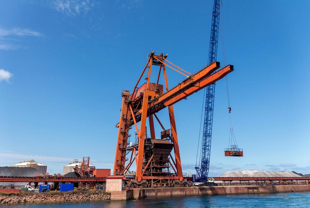 Desmantelamento de Pórtico com 70 metros de altura Asetenta metros de altura teve lugar o desmantelamento de um pórtico do porto de Gijón nas Astúrias, em Espanha.