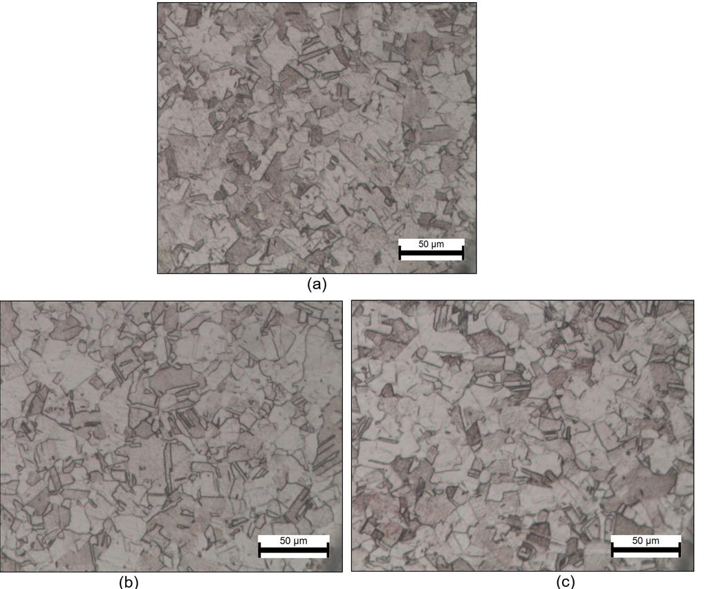 Influência da velocidade de extrusão na homogeneidade microestrutural do processo de conformação contínua Figura 5. Microestrutura do material retangular para: (a) 4 rpm; (b) 8 rpm; e (c) 12 rpm.