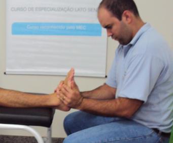 Técnica de stretching do arco plantar transversal anterior 12 AVALIAÇÃO FUNCIONAL DO TORNOZELO E PÉ Na avaliação da mecânica do pé e tornozelo é interessante solicitar o paciente a realizar alguns