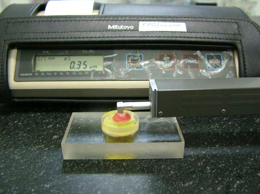 Métodos 49 utilidade. O aparelho foi calibrado com filtro de medição de 0,25mm (cut-off), velocidade de leitura de 0,1mm/seg e comprimento de avaliação de 1,25mm (Figura 16).