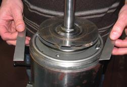 7. Coloque duas réguas 1 mm de espessura cada entre a flange do kit tampa de entrada e o gabarito base de montagem. 8. Coloque o rotor. 9.