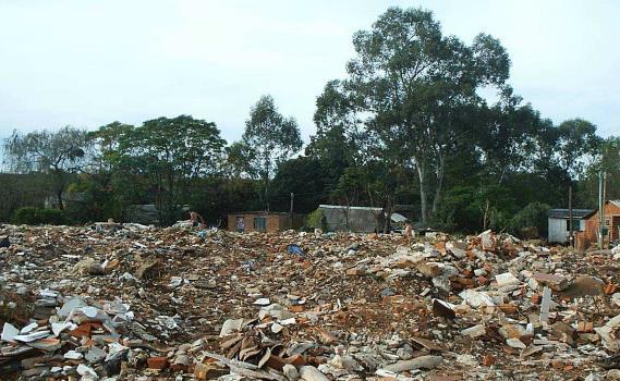 A foto mostra o depósito de lixo nas margens localizadas nessa região (Figura 8).