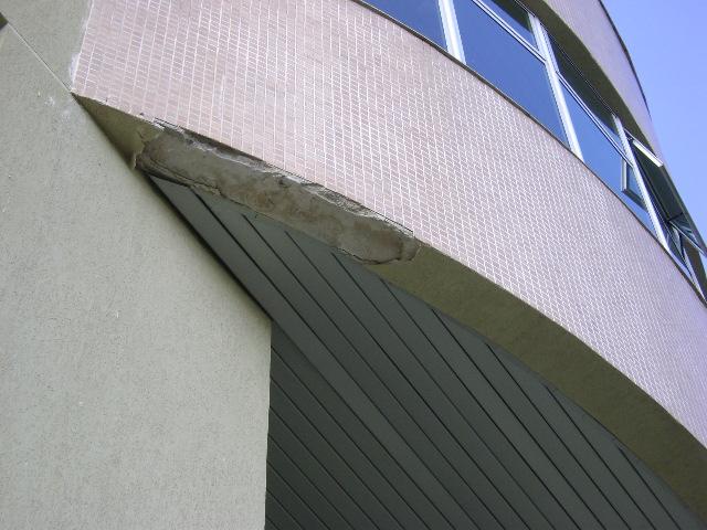 2 Figura 1.2 - Desplacamento de revestimento de argamassa executado sobre a viga da fachada prédio F do estudo de caso.