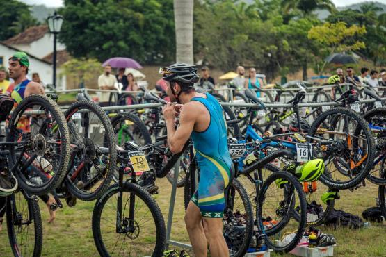 e não é permitido pedalar dentro dessa área; O atleta que participa de uma