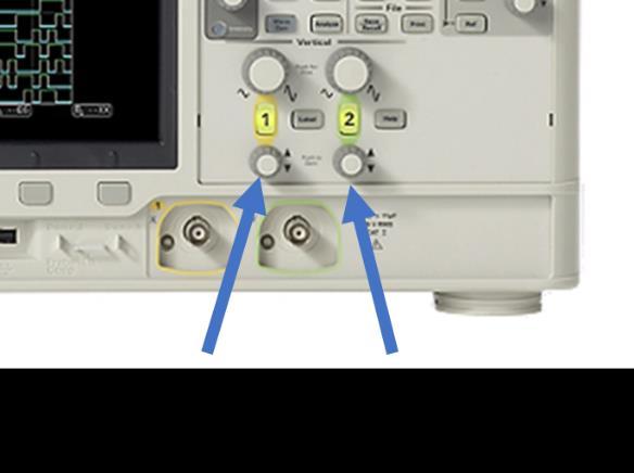 Figura 8a Botões de ajuste de escala vertical. Figura 8b Indicação da escala de tensão na tela do osciloscópio. No exemplo da Fig.