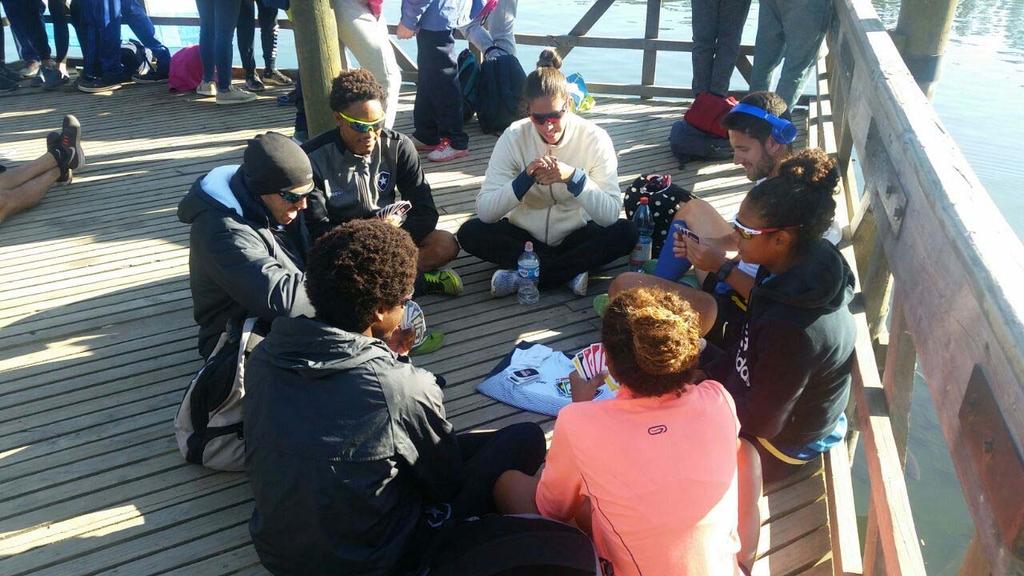 Atletas jogando cartas durante o