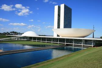 31/08/2018 13 14 No Congresso Nacional têmse duas parabolóides circulares. A Oca, do Parque do Ibirapuera, assemelha-se a um parabolóide.