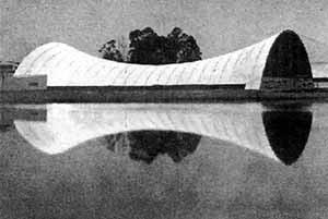 Ele tem a forma de um parabolóide hiperbólico.  Pavilhão do Rio Grande do Sul. <http://4.bp.blogspot.