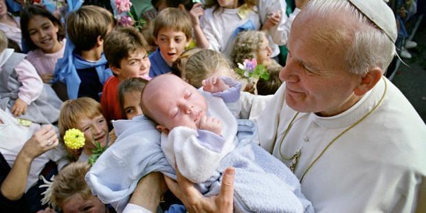 João Paulo II. É um Santo muito conhecido. Quando ele era novo, gostava muito de jogar futebol e o seu sonho era ser ator, mas foi percebendo que um Amigo muito especial o chamava a ser padre.