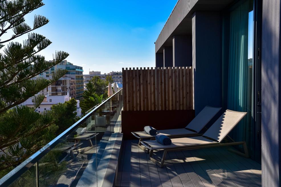 confortável e em tons naturais. Localizado a 400 metros da praia de Monte Gordo, em pleno Sotavento Algarvio, o The Prime Energize é um hotel de 4 estrelas com cinco pisos.