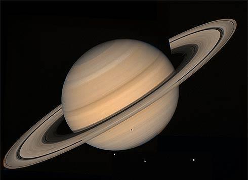 SATURNO Amarelado pelas nuvens de enxofre, Saturno parece com Júpiter, mas tem uma camada de hidrogênio metálico proporcionalmente menor.
