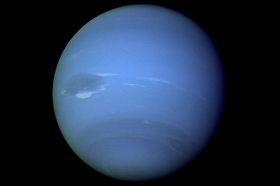 NETUNO Parece com Urano, com diferença de se 24% mais denso. Assim como seu irmão planetário, Netuno tem atmosfera extensa, rica em hidrogênio e hélio.