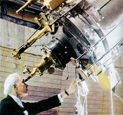 A expansão do Universo e a lei de Hubble V. M. Slipher A velocidade de Andrômeda estimada por Slipher foi de, aproximadamente, 300km/seg.
