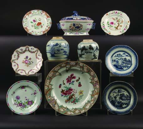 350 351 352 353 354 355 356 357 358 350 PRATO EM PORCELANA DA CHINA, Companhia das Índias, decoração policromada flores, reinado Qianlong, séc. XVIII, esbeiçadela Dim.