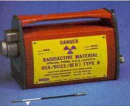 Na indústria, fontes radioativas seladas são também utilizadas em aparelhos móveis para a execução de ensaios não destrutivos durante a construção de plantas industriais, tubulações de óleos, gases,