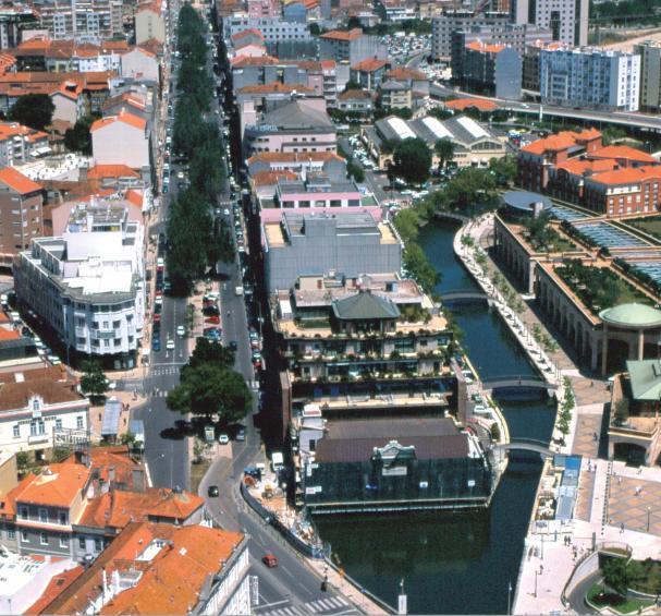 O município de Aveiro tem uma área de 2 km 2, possui uma população de 75. habitantes e um campus universitário, com cerca de 15. estudantes [26].