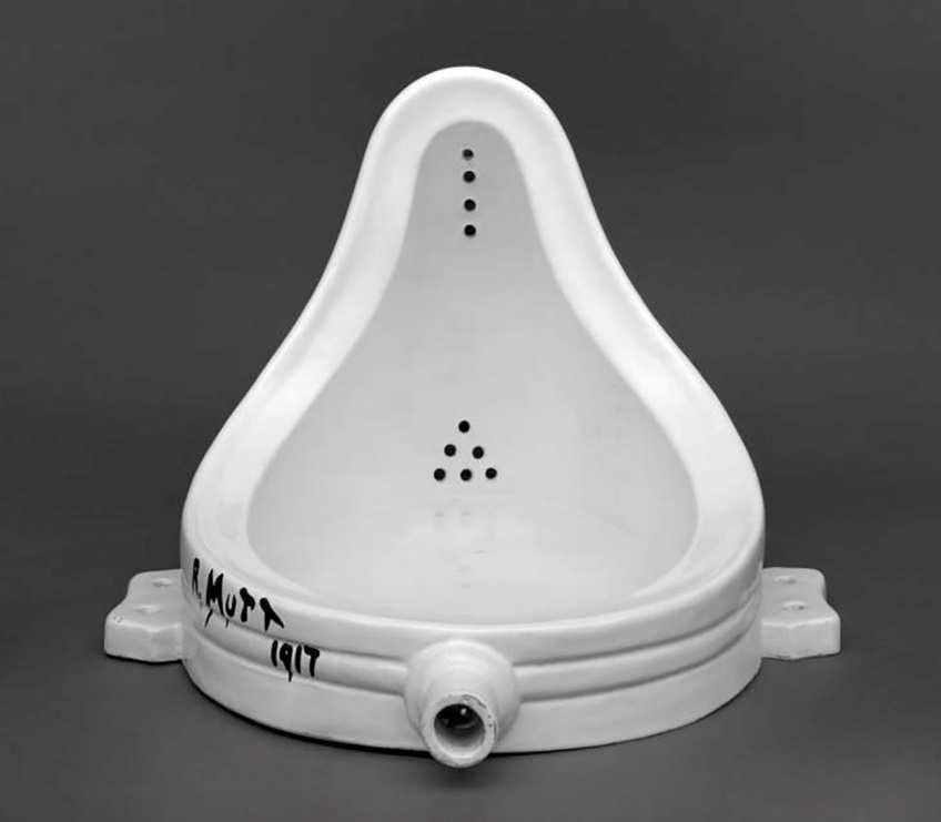 Questão 03 Quando Marcel Duchamp expõe um objeto manufaturado (um porta-garrafas, um urinol, uma pá de neve.