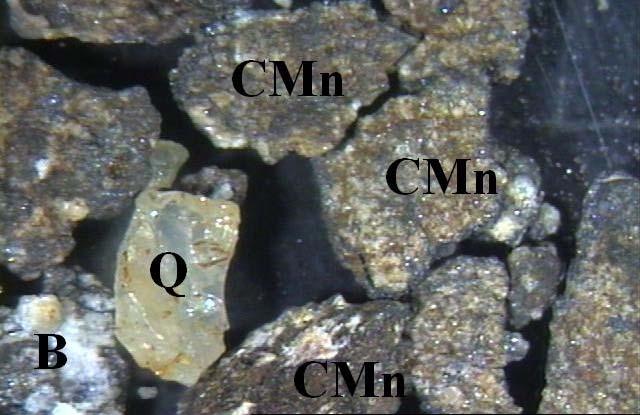 5 Caracterizações Física, Mineralógica e Química 85 O solo SR3 também apresenta grãos de quartzo arredondados e concreções de