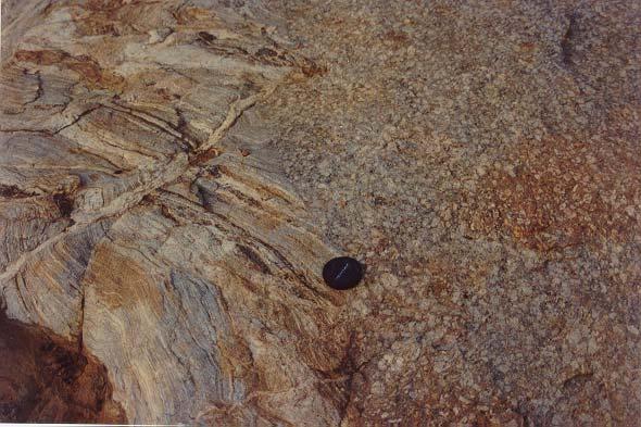 Na realidade, parecem tratar-se de granitos sub-vulcânicos porfiríticos, semelhantes mineralogicamente a fácies BSGP, com textura rapakivi