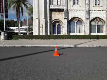 º km Praça do Império, 1,20 m depois da paragem do autocarro (Praça do Império 3) ou frente