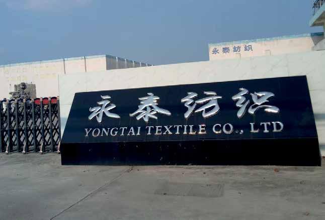 CLIENTES / 1/2018 31 Foto à esquerda: Chen Keba, General Manager da Yongtai na BD 7. Foto à direita: Prédio da empresa Yongtai Textile Ltd.em Danyang City, Província de Jiangsu.