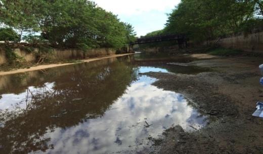 Ressalta-se que parte do córrego é canalizado, o que dificultou algumas observações de campo.