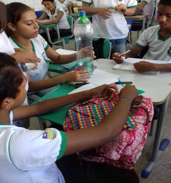 Foram aplicados os conceitos do lançamento oblíquo de projéteis durante as aulas de Física, para que os alunos pudessem compreender na prática o lançamento do foguete.