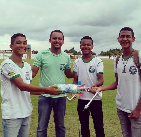 alunos que misturassem bicarbonato de sódio e vinagre da seguinte forma: colocar o balão dentro do foguete e encher o mesmo com vinagre e logo sem seguida amarrar, depois diluir o bicarbonato de