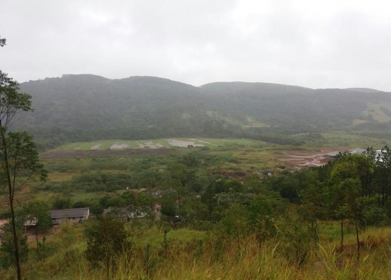 FIGURA 3: Vista, a partir da Bacia Sedimentar, da planície Fluvial e do Escudo Cristalino. (Foto: Kelly Cardoso).