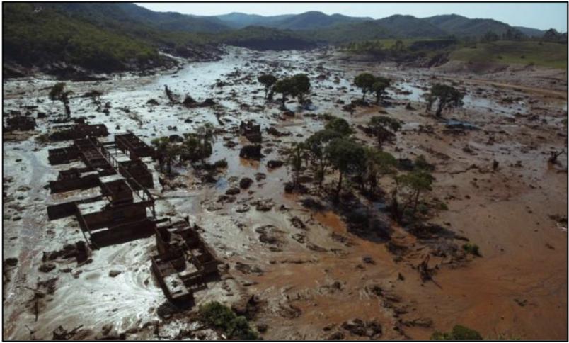 de papel (BALBI, 2008). Figura 3- Imagens antes e após a ruptura da barragem de Cataguases Fonte: MENESCAL et al., 2005.