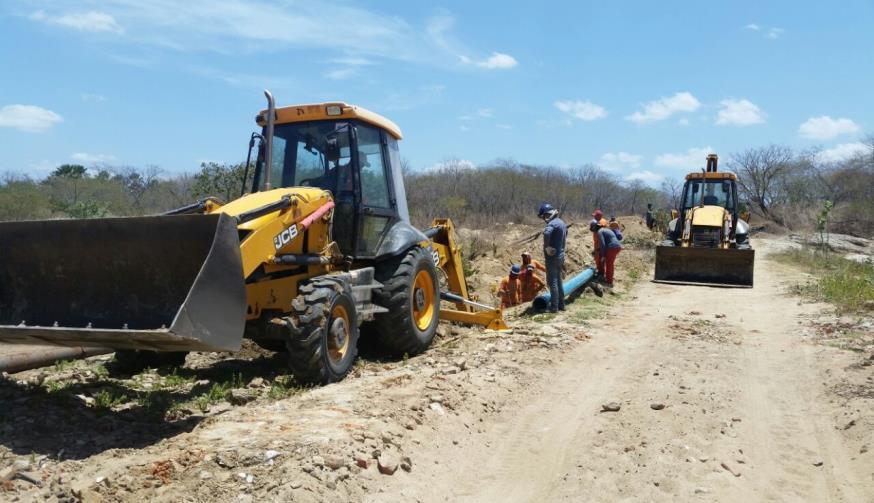 ESTUDOS E OBRAS DE ADUTORAS 2015 / 2016 / 2017 - Implantação de 430,2 km de adutoras, atendendo uma população