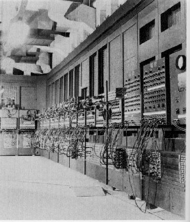 ENIAC Início dos anos 40 Universidade da Pennsylvania 18000 válvulas e 1500 relés Electronic Numerical Integrator And Calculator.