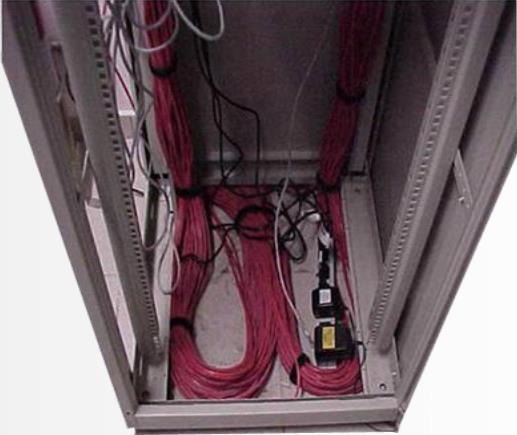 RECOMENDAÇÃO DE INSTALAÇÃO - CABLING Recomenda-se deixar sobra de cabos para manutenção nos racks.