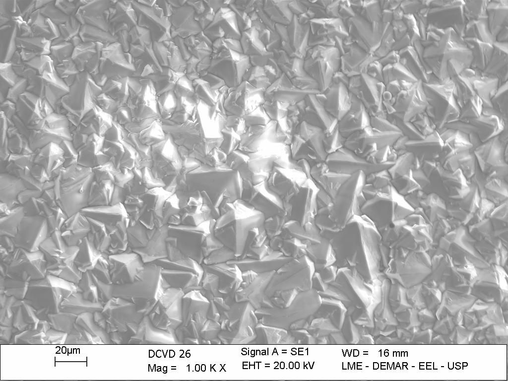 47 Figura 21 - Fotomicrografia apresentando a morfologia do filme crescido em atmosfera com presença de 0,75% em volume de N 2, em 50 Torr, com vazão de 100sccm, a 800 ºC, tempo de deposição de 10
