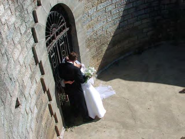 A ideia não é detonar o vestido, como acontece no Trash the dress, mas, como o casamento já aconteceu, não precisam ser tomados