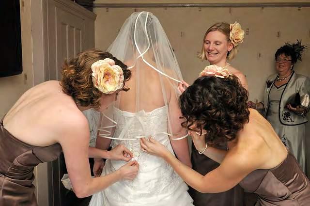 O making of mostra a hora em que a noiva faz a maquiagem, conversa com as amigas e se prepara para começar a vida de casada.