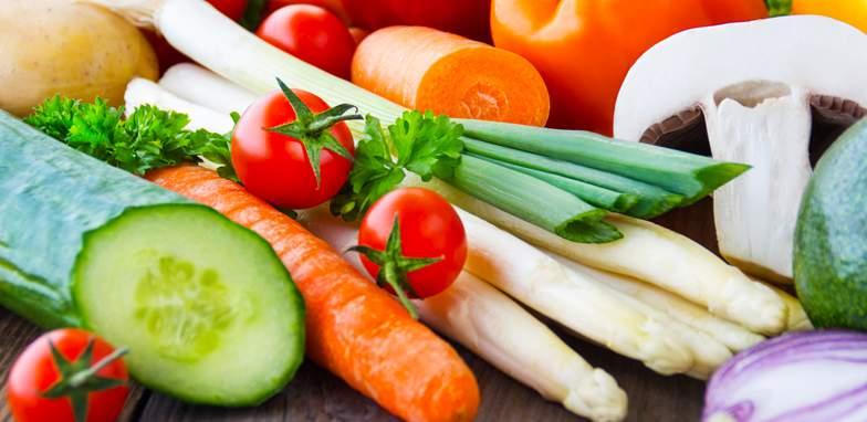 01 Alimente-se Bem Sempre Muita gente acha que comer bem é servir-se apenas de salada. Mas não, todos os grupos alimentares (gorduras, carboidratos, proteínas, vegetais etc.) são importantes.