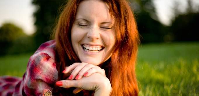 04 Sorria Mais Está comprovado que bom humor e otimismo vacinam nosso corpo contra todo tipo de doença. O funcionamento do corpo melhora e várias dores diminuem visivelmente.