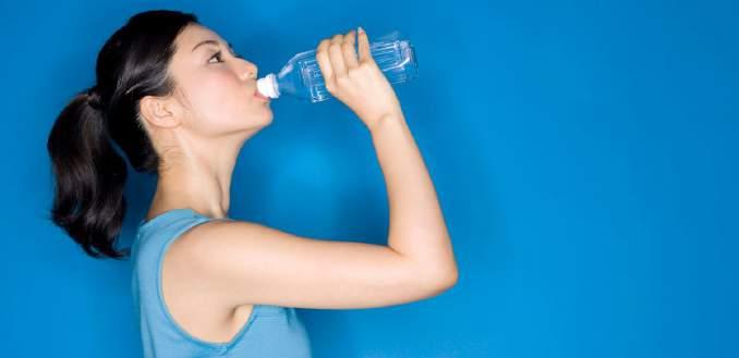 05 Beba Muita Água Beber bastante água ajuda a emagrecer porque ajuda a manter o estômago relativamente cheio durante o dia, driblando a fome e ainda melhora o trânsito intestinal desinchando a