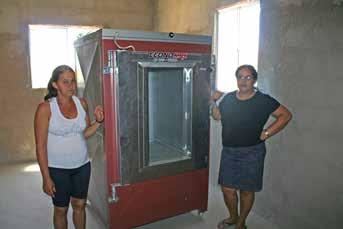 escolas da rede pública do município de Igaporã. Com parte do dinheiro, as dez mulheres estão construindo, em mutirão, uma cozinha própria.