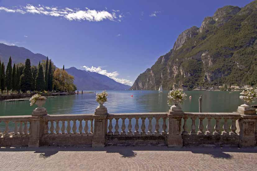 DIA 5 MILÃO > LAKE ORTA > STRESA > COMO Saida as 8.30 horas desde o NH Touring em Milão rumo a lagoa de Orta, uma pequena e charmosa lagoa ubicada na zona Norte este da região Piemonte.